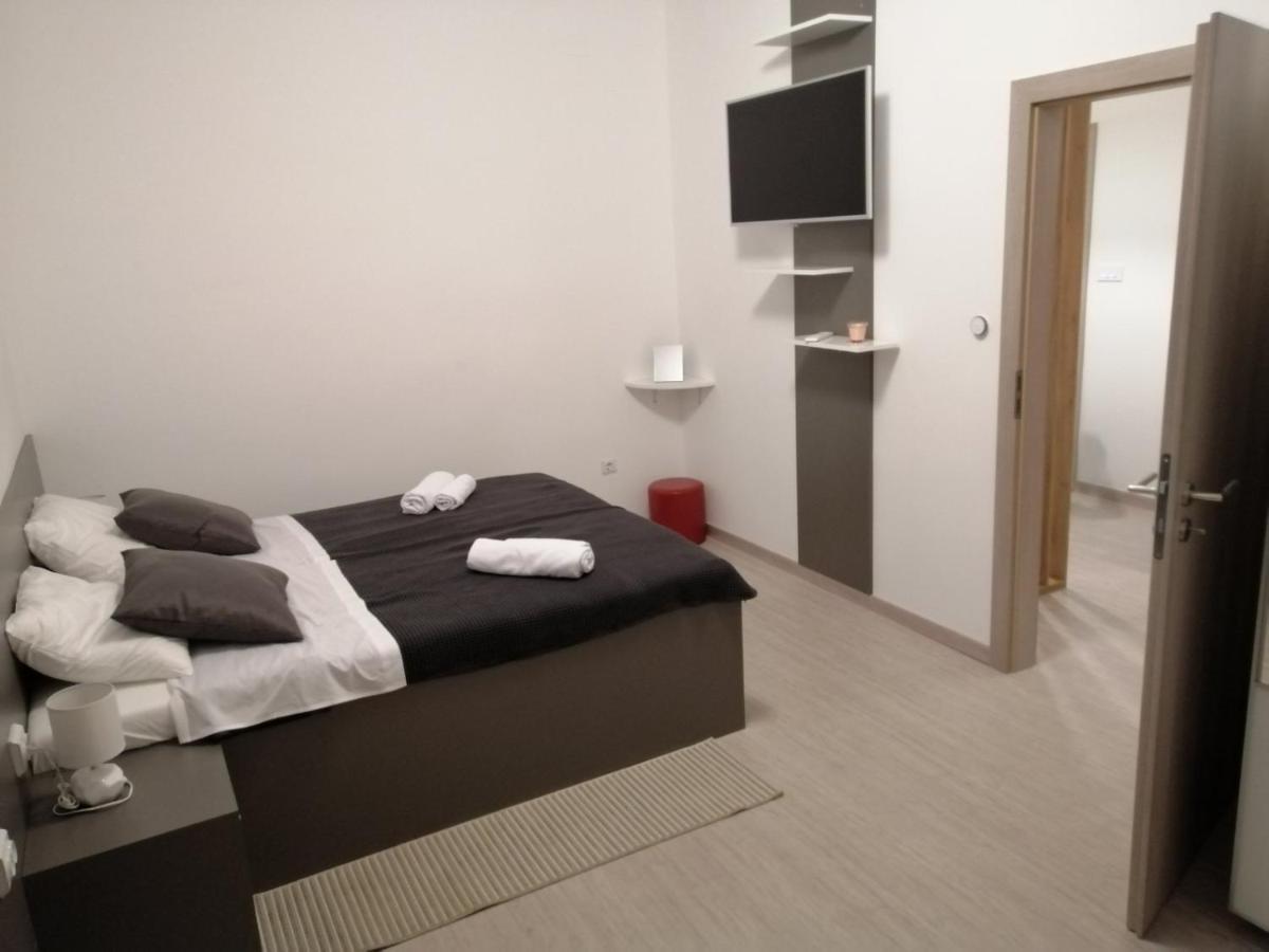 Evita Apartment Karlovac Exteriör bild